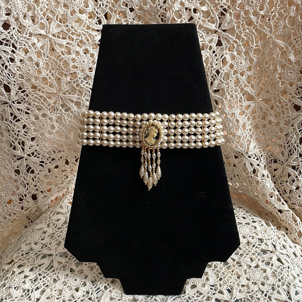 Vintage five strand pearl cameo collar